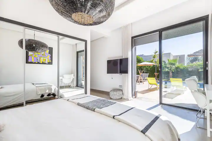 Lounge extérieur sous pergola de Villa Pearl