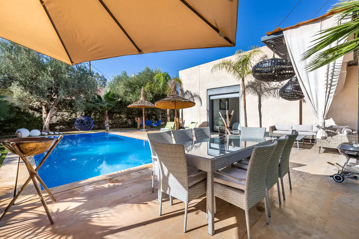Piscine chauffée privée de Villa Pearl avec terrasse en pierre