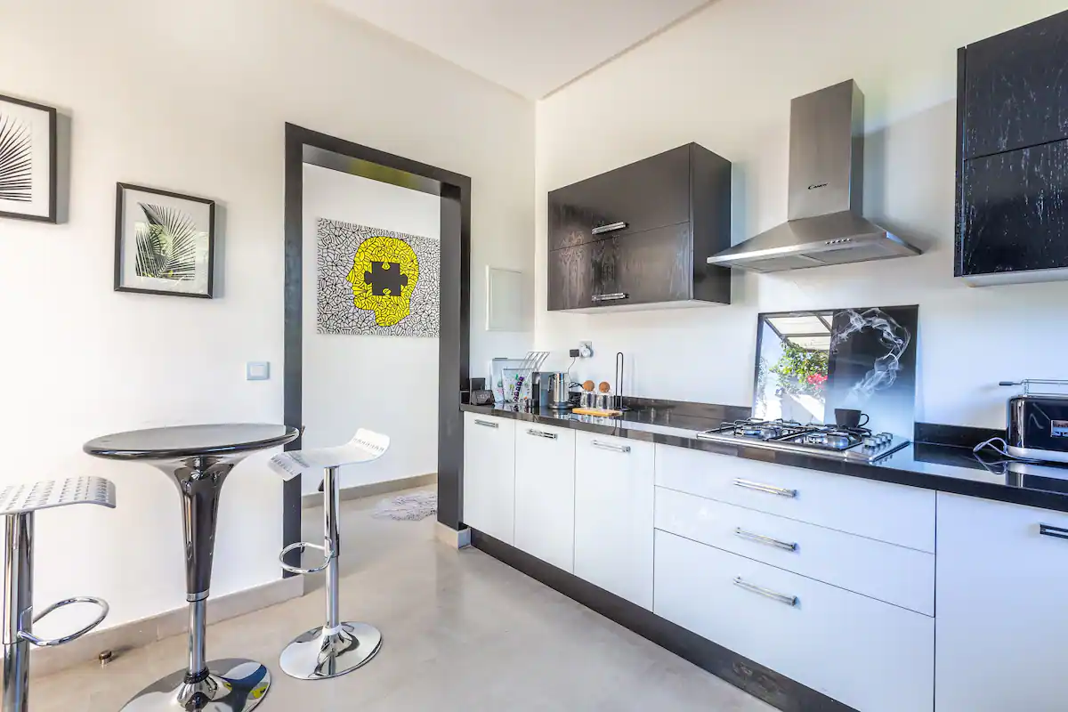 Jardin paysager apaisant de Villa Pearl avec palmiers
